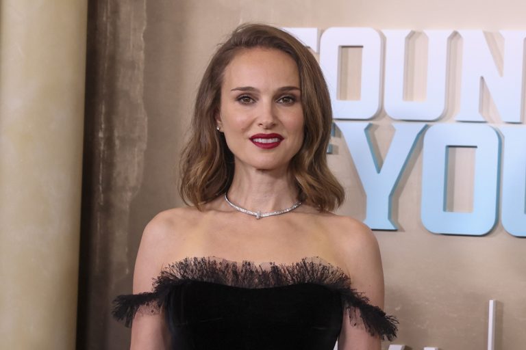 H Natalie Portman στο κόκκινο χαλί στο πλαίσιο της πρεμιέρας της για τις πρωτότυπες ταινίες της Apple "Fountain of Youth" στο Αμερικανικό Μουσείο Φυσικής Ιστορίας στη Νέα Υόρκη, 19 Μαΐου 2025