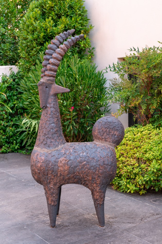 Dominique Pouchain (γεν. 1956), "Bovidé" (Bovid), περίπου 2015, κεραμικό εμαγιέ, Υ 165 εκ. Εκτίμηση: 6.000 € / 9.000.