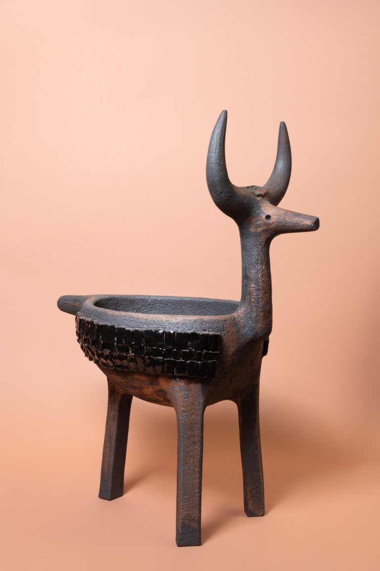 Dominique Pouchain (γεν. 1956), "Cervidé" (Cervid), περίπου 2000, κεραμικό-εμαγιέ με ύψος 79εκ. Εκτίμηση: 1.200 € / 1.800 €. Crédit : © Xavier Defaix / Artello