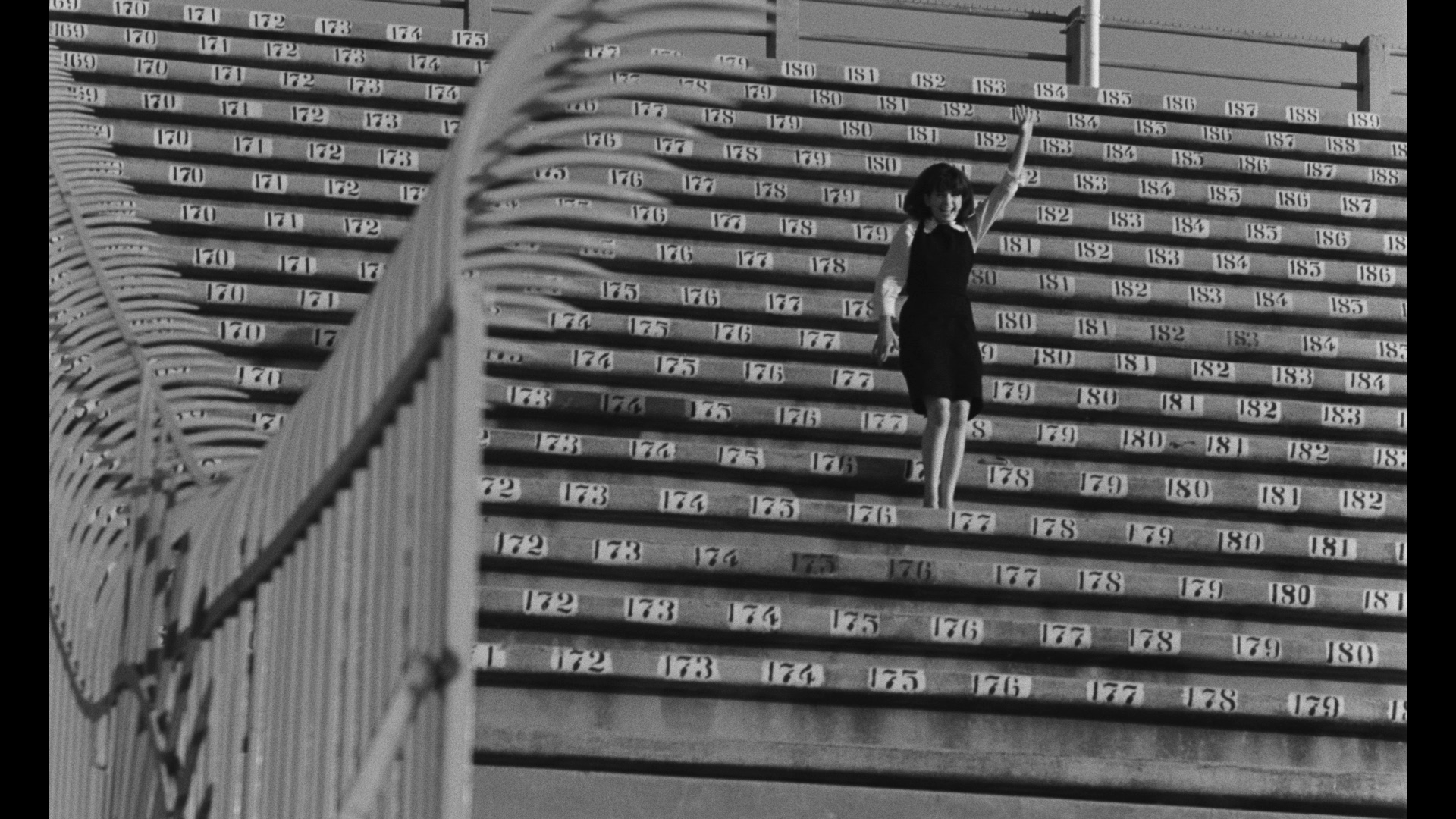 «Πρόσωπο με πρόσωπο» (1966) – Ροβήρος Μανθούλης. Σκηνή από την ταινία που αποτυπώνει τις κοινωνικές αντιφάσεις της ελληνικής κοινωνίας τη δεκαετία του 1960.