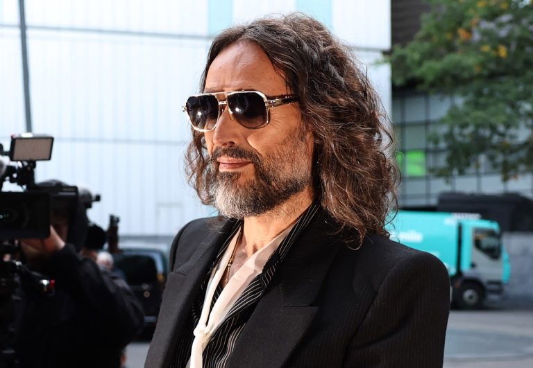Ο Russell Brand φθάνει στο δικαστήριο του Southwark στο Λονδίνο, 14 Οκτωβρίου 2026