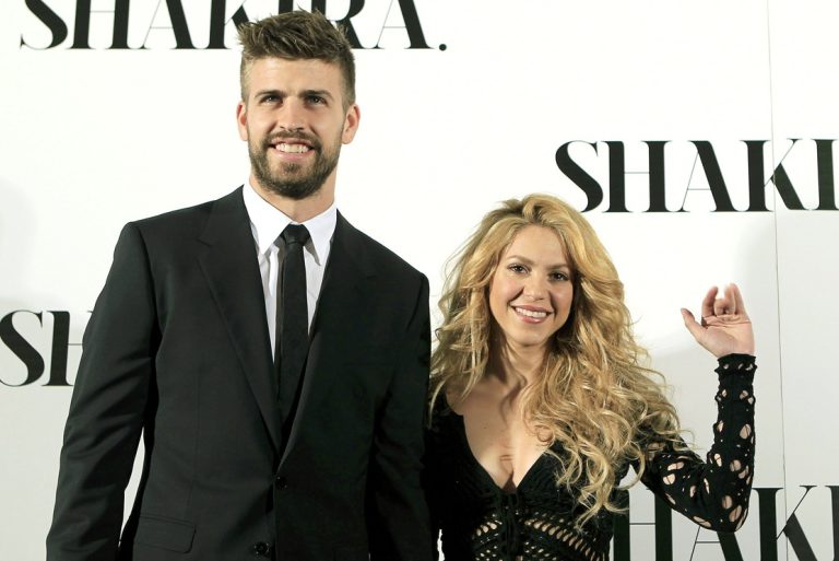 H Shakira ποζάρει μαζί με τον σύντροφό της, Gerard Pique, κατά την παρουσίαση του νέου της άλμπουμ, "Shakira", στη Βαρκελώνη, 20 Μαρτίου 2014