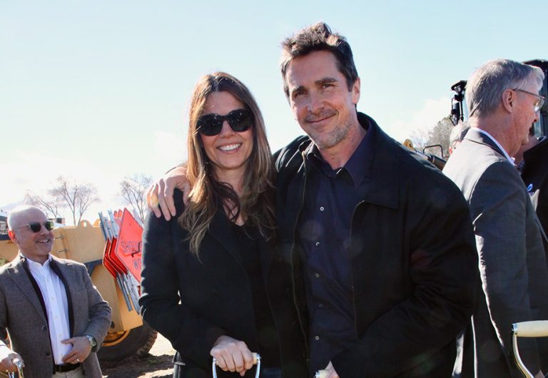 H Sibi Blazic και ο Christian Bale στην τελετή θεμελίωσης του Κέντρου Αναδοχής της οργάνωσης Together California, στις 7 Φεβρουαρίου 2024, στο Palmdale της Καλιφόρνια.