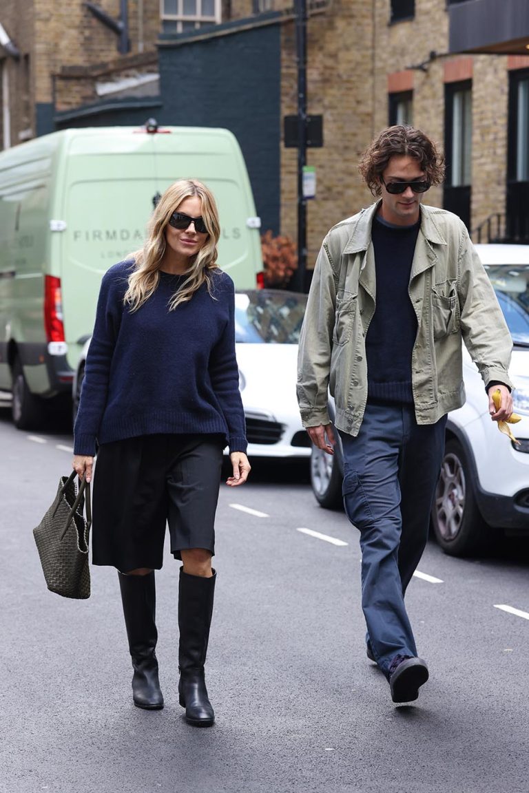 H Sienna Miller εθεάθη να φοράει μπότες ιππασίας, σε έξοδό της στο Soho με τον σύντροφό της Oli Green, στις 16 Οκτωβρίου 2026 στο Λονδίνο. (