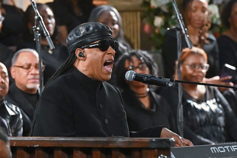 O Stevie Wonder εμφανίζεται στην τελετή αποχαιρετισμού του εμβληματικού προσώπου του κινήματος για τα πολιτικά δικαιώματα, του αιδεσιμότατου Jesse Jackson, στα εθνικά κεντρικά γραφεία της Rainbow PUSH Coalition στο Σικάγο, 7 Μαρτίου 2026