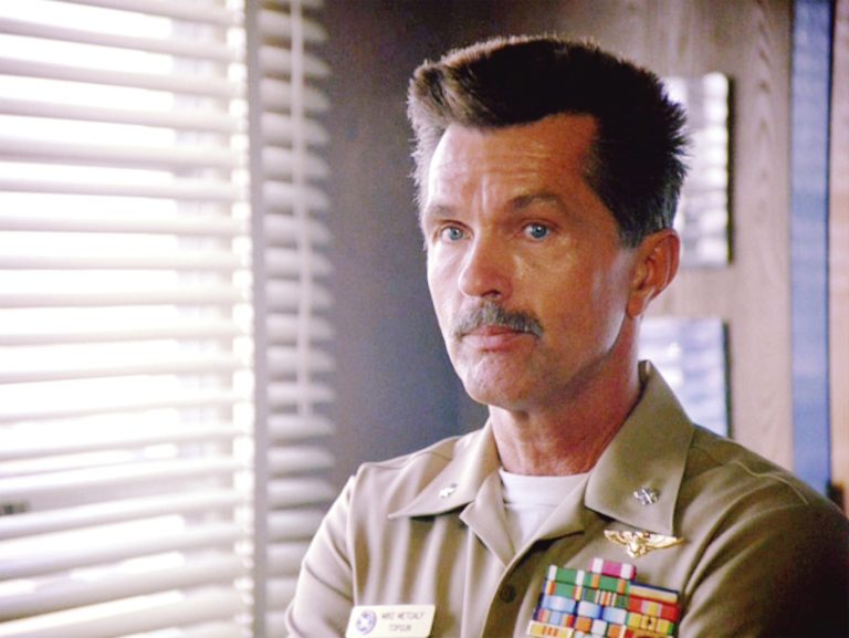 O Tom Skerritt στον ρόλο του Πλοιάρχου Mike «Viper» Metcalf. Αρχική κυκλοφορία στις κινηματογραφικές αίθουσες: 16 Μαΐου 1986. Στιγμιότυπο από την ταινία. Paramount Pictures.