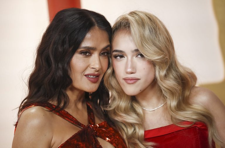 H Salma Hayek και η κόρη της Valentina Paloma Pinault στα 95α Όσκαρ στο Dolby Theatre του Χόλιγουντ, 12 Μαρτίου 2023