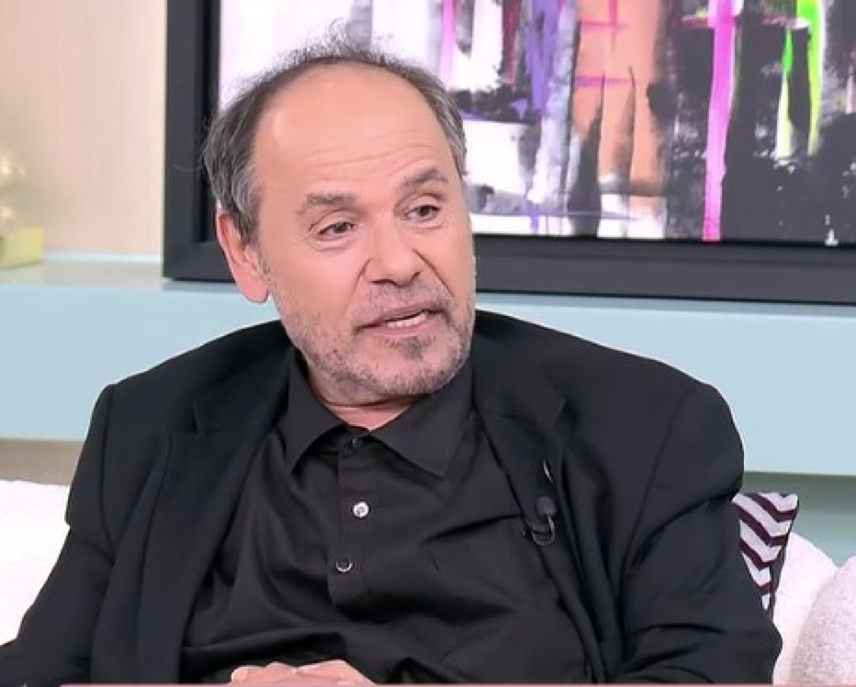 Ο Αλέξανδρος Ρήγας με μαύρα ρούχα