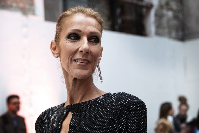 Η Celine Dion ποζάρει πριν από την επίδειξη της συλλογής υψηλής ραπτικής Άνοιξη/Καλοκαίρι 2019 του Γάλλου σχεδιαστή Alexandre Vauthier, στο πλαίσιο της Εβδομάδας Μόδας του Παρισιού, στις 22 Ιανουαρίου 2019