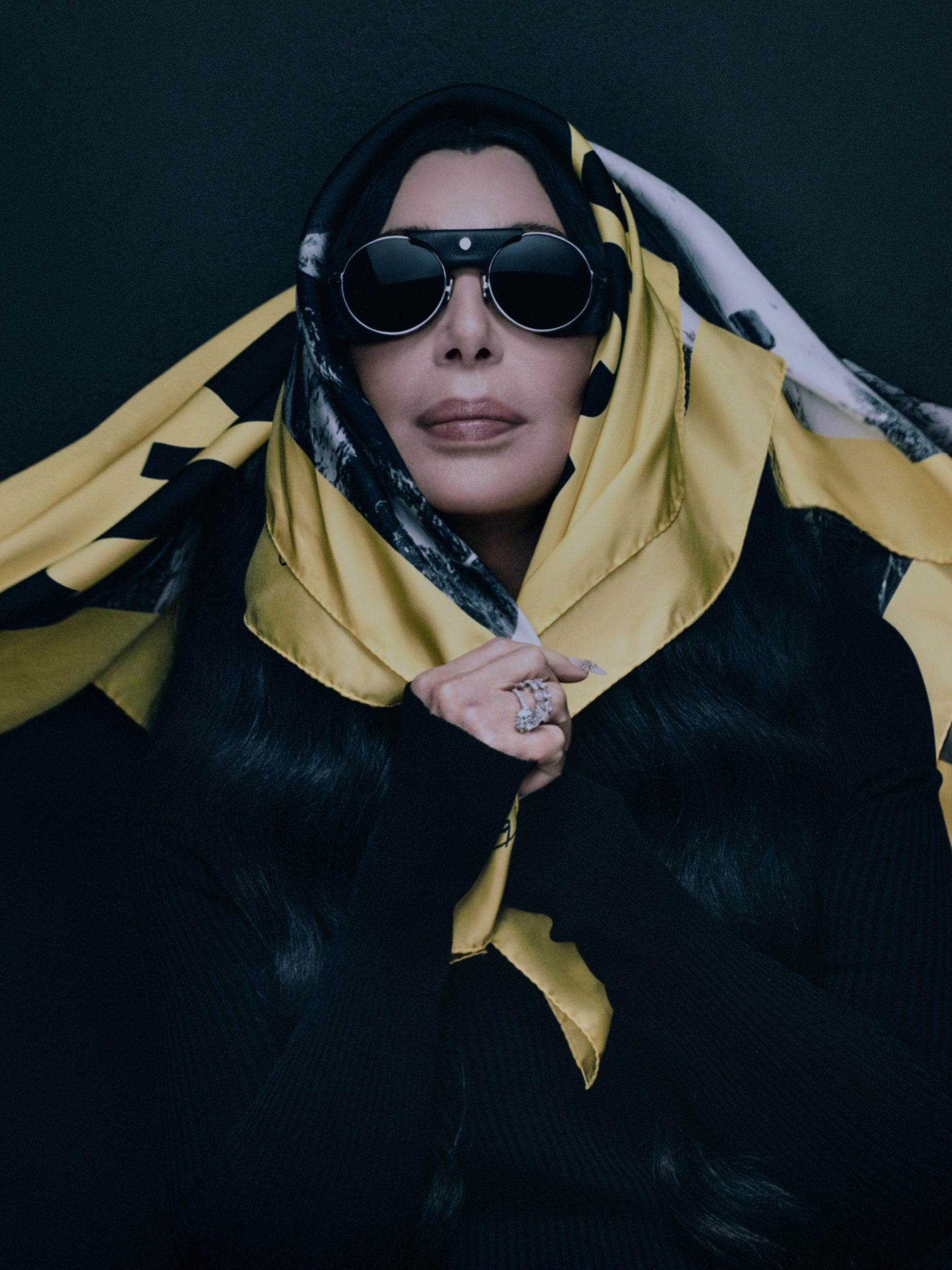 H Cher με το μαύρο Verone puffer της Moncler και κίτρινο φουλάρι, στη νέα καμπάνια της Re/Icons 2026, Pioneers in Moncler.