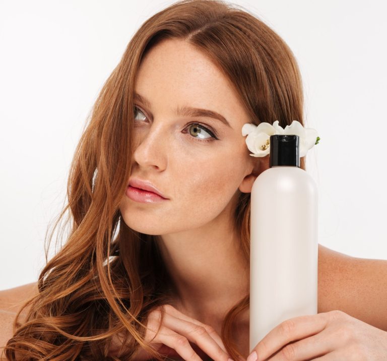 Κοπέλα με conditioner μαλλιών