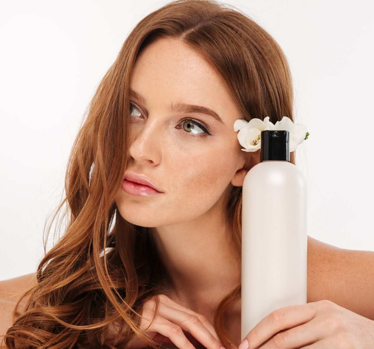 Κοπέλα με conditioner μαλλιών