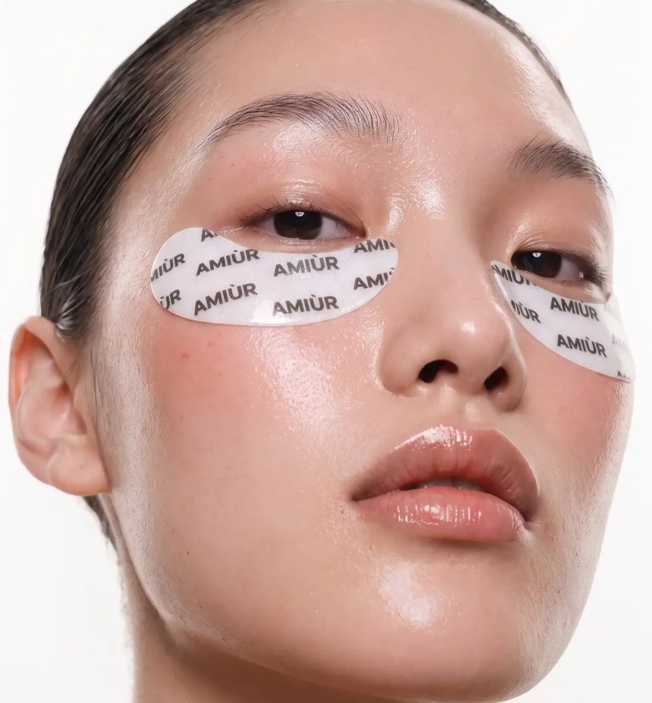 Κοπέλα με eye patches