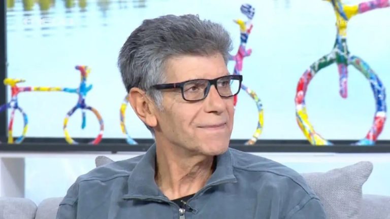 Ο Γιάννης Μπέζος καλεσμένος στην εκπομπή "Χαμογέλα και Πάλι!"