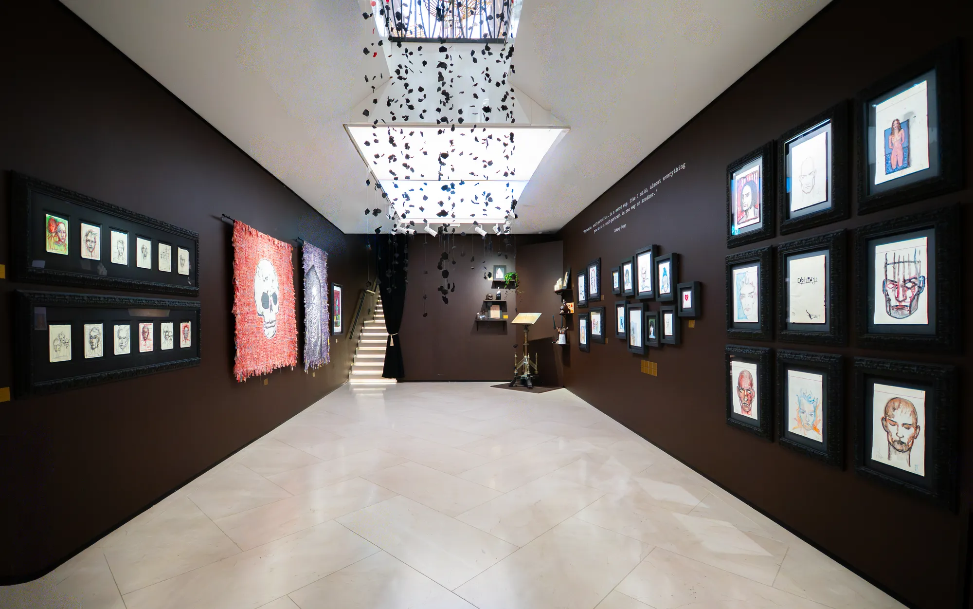 Ο εκθεσιακός χώρος της Halcyon Gallery στο Λονδίνο παρουσιάζει έργα του Johnny Depp.