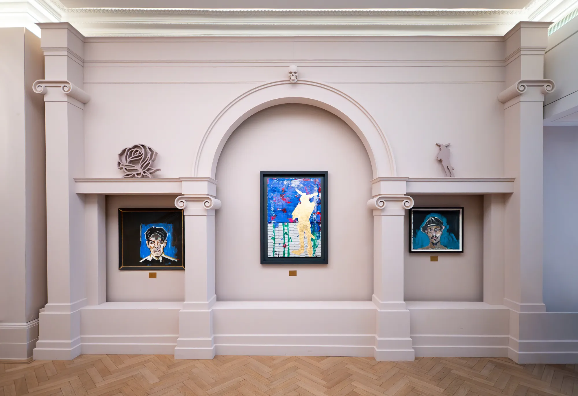 Ο εκθεσιακός χώρος της Halcyon Gallery στο Λονδίνο παρουσιάζει έργα του Johnny Depp.