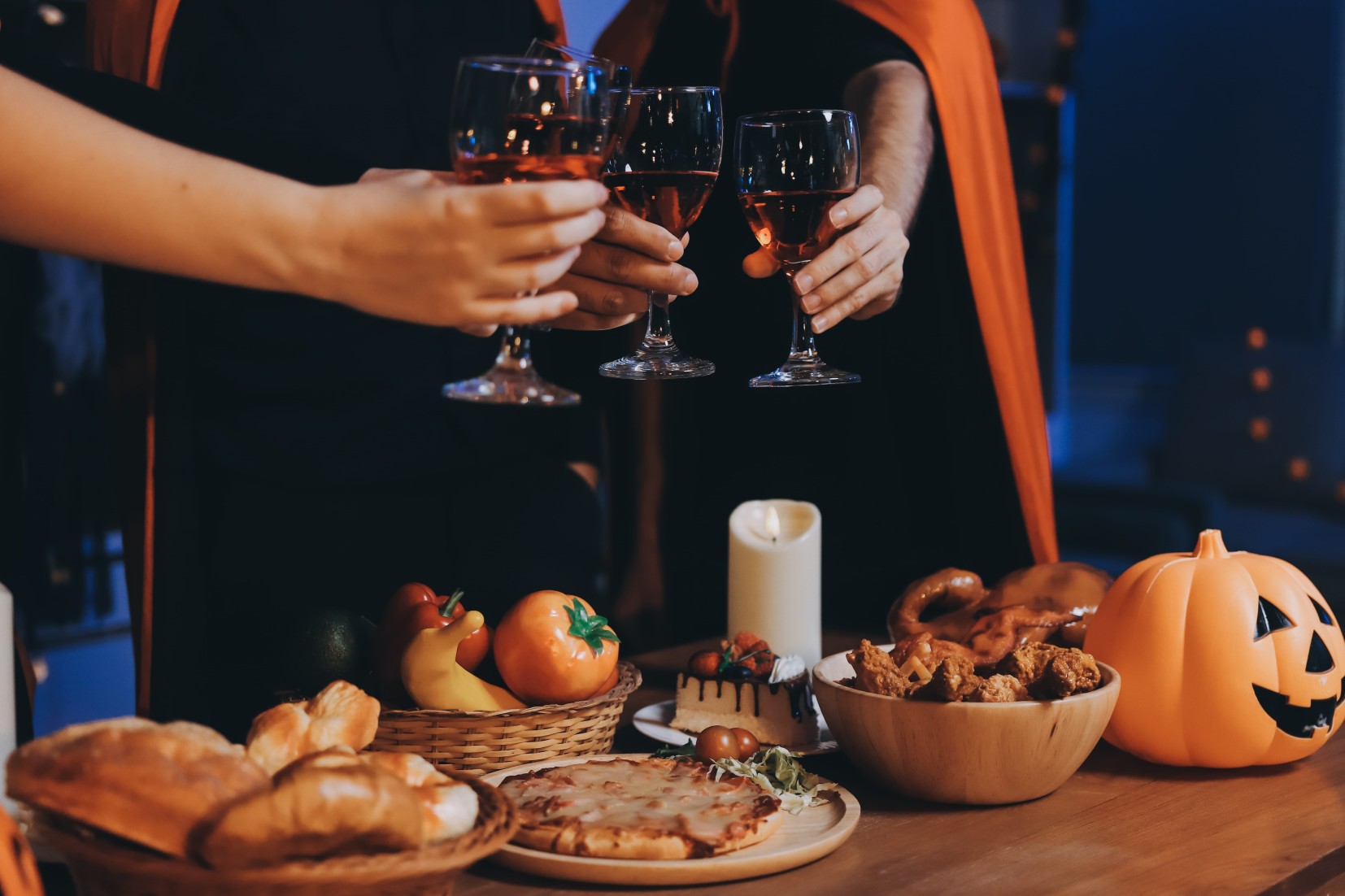Φίλοι απολαμβάνουν το ποτό τους στο Halloween party. Κοντινό πλάνο στα χέρια τους με ποτά.