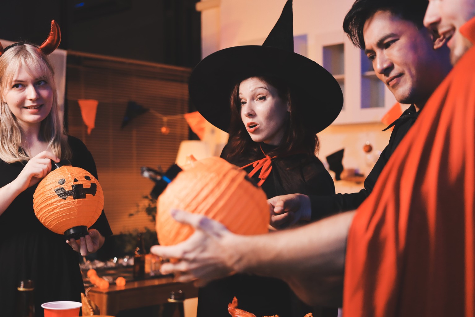 Άνθρωποι μασκαρεμένοι για το Halloween πάρτυ.