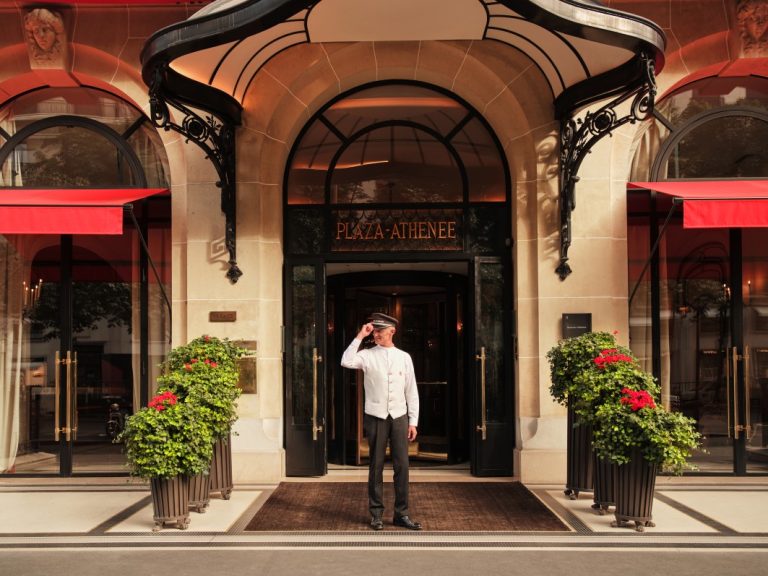 Η είσοδος του Ξενοδοχείου Plaza Athenee στο Παρίσι