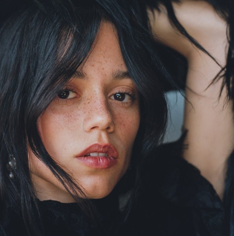 Jenna Ortega με καστανά μαλλιά