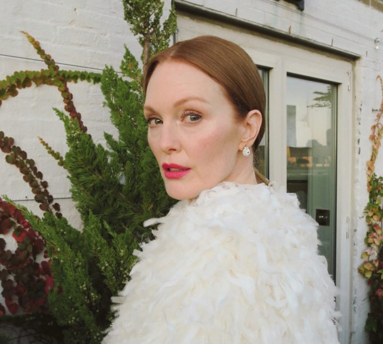H Julianne Moore με μπεζ eyeliner