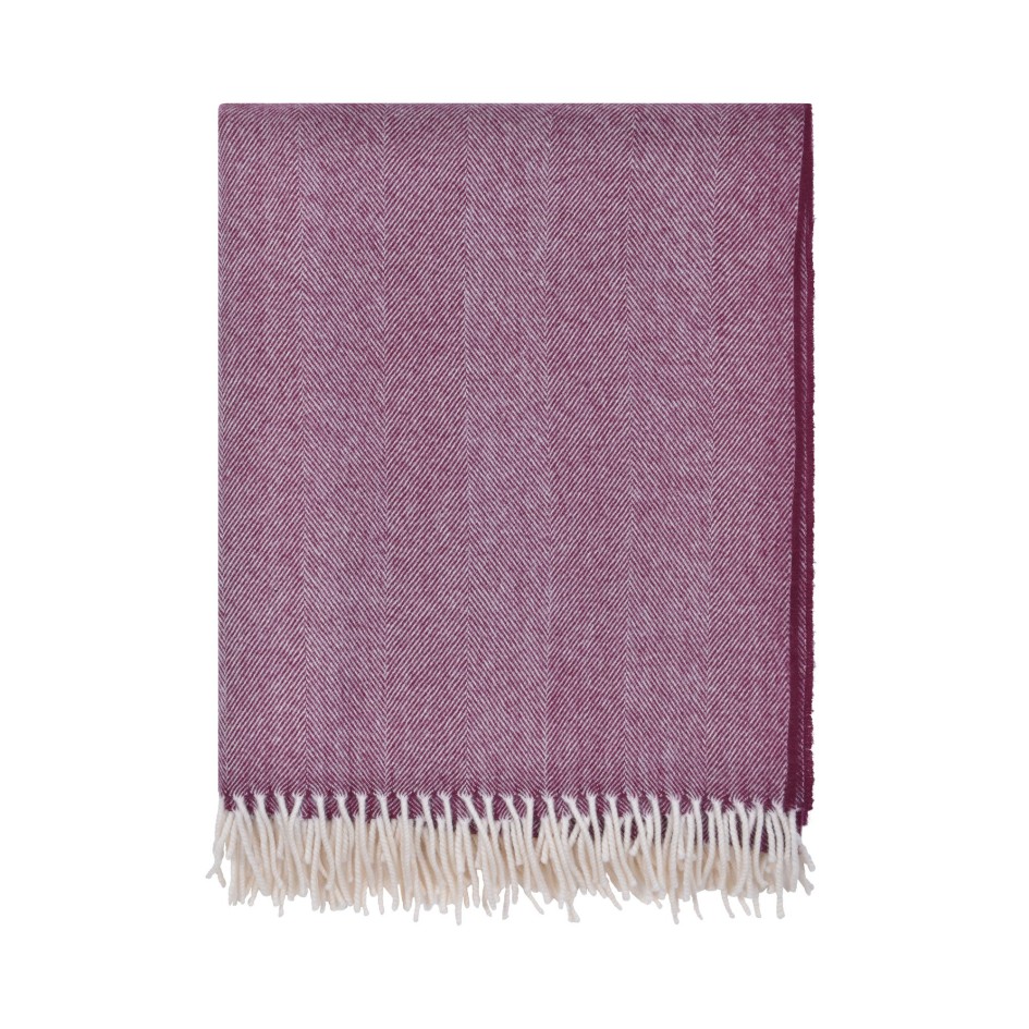 Η κουβέρτα Kendal Herringbone Aubergine Soft Merino Wool Blanket από την The Fine Cotton Company είναι μια ιδέα για να εισαγάγετε το χρώμα στο σαλόνι χωρίς να αλλάξετε τα έπιπλα