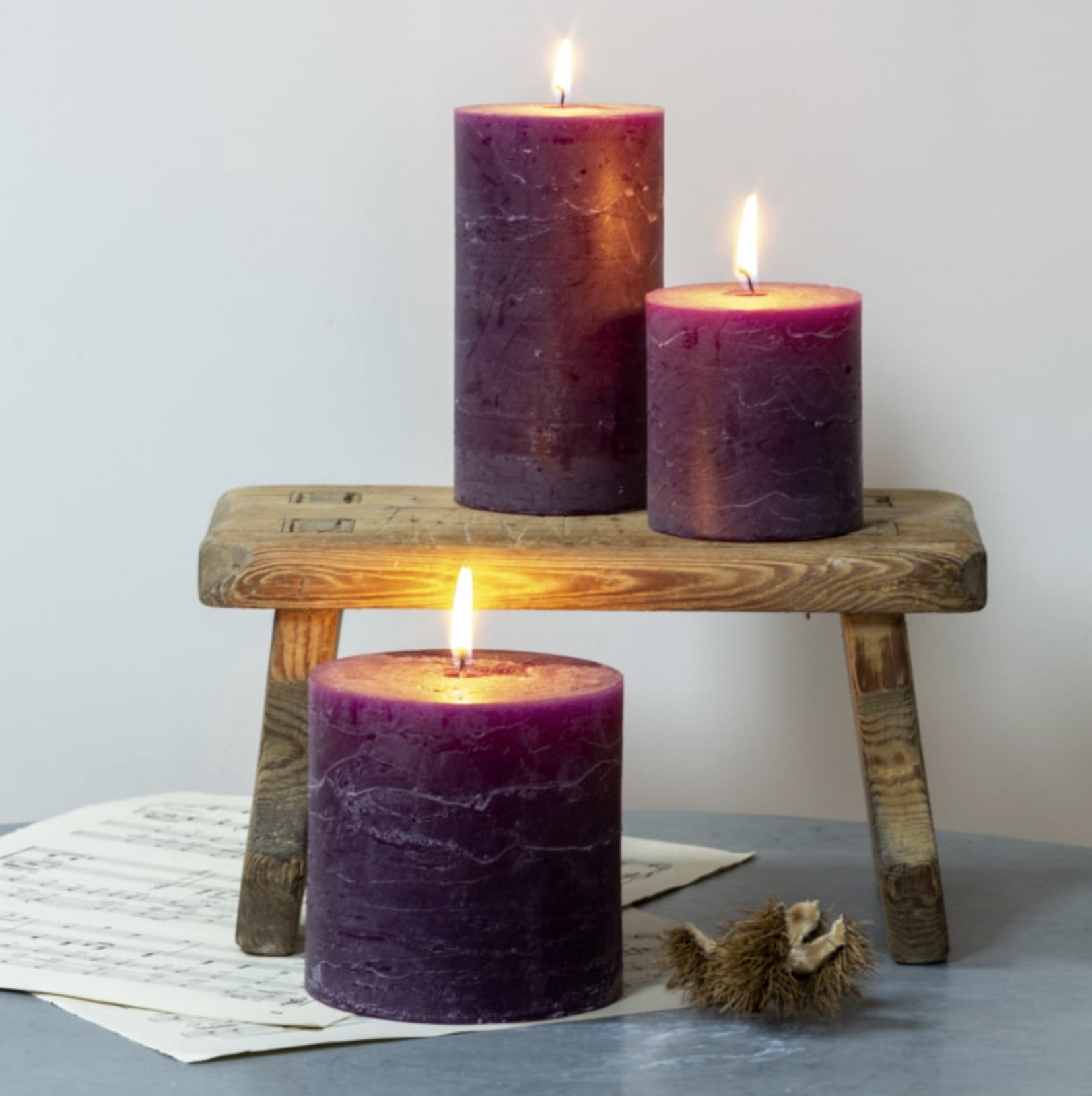 Το κερί Rustic Amethyst Pillar Candle της The Wisteria Tree προσφέρει έναν εύκολο τρόπο να δοκιμάσετε τις μωβ αποχρώσεις στη διακόσμηση
