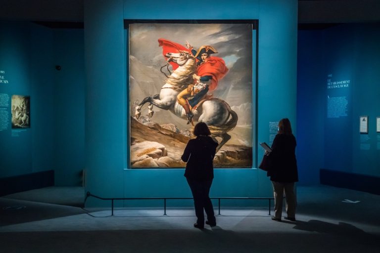 Επισκέπτες παρατηρούν ένα έργο του Γάλλου ζωγράφου Jacques-Louis David κατά τη διάρκεια επίσκεψης του Τύπου στην έκθεση «Ναπολέων», που φιλοξενείται στον χώρο «Grande Halle de la Villette» στο Παρίσι της Γαλλίας, στις 25 Μαΐου 2021.
