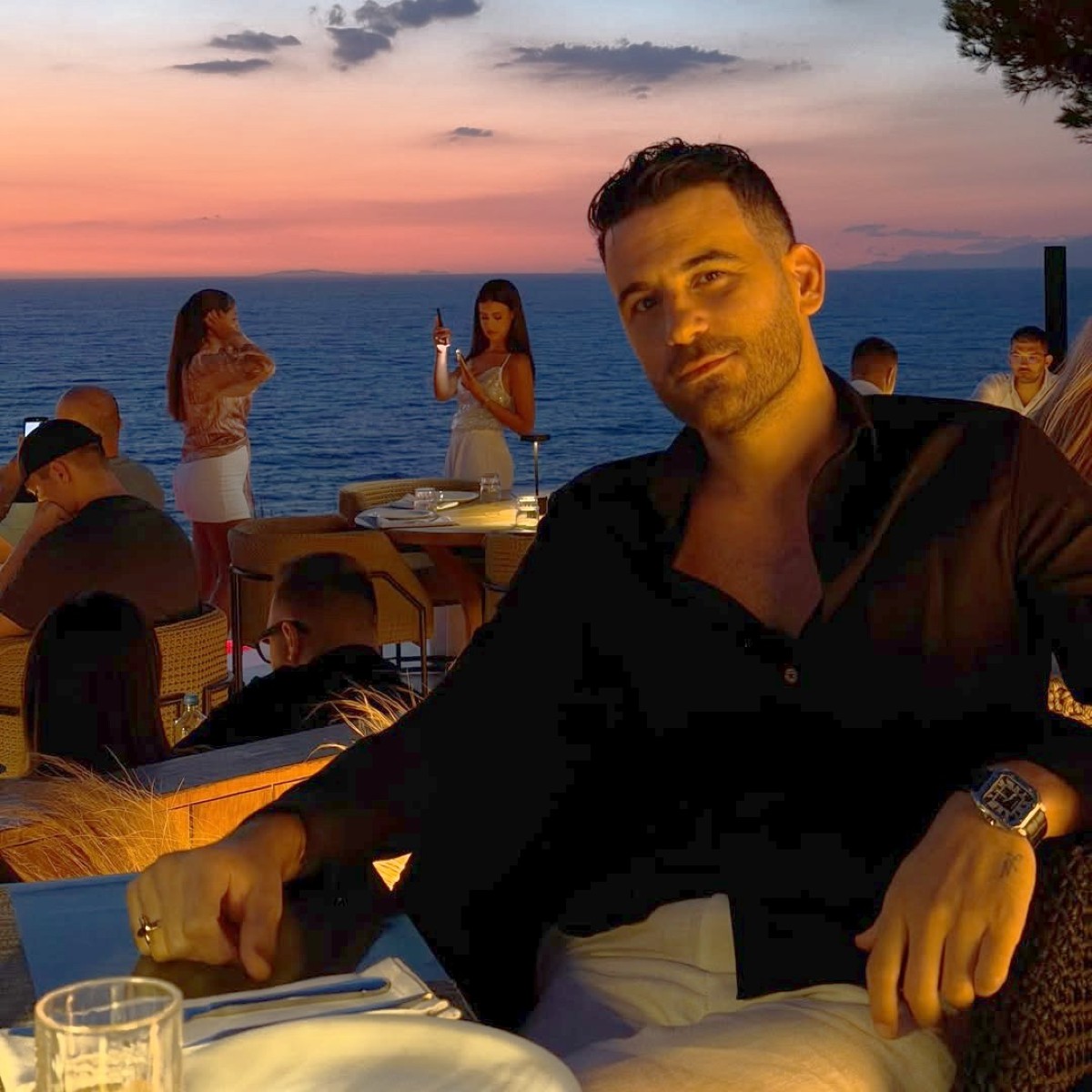 Ο τραγουδιστής Νικηφόρος Βυθούκλας με φόντο το δειλινό