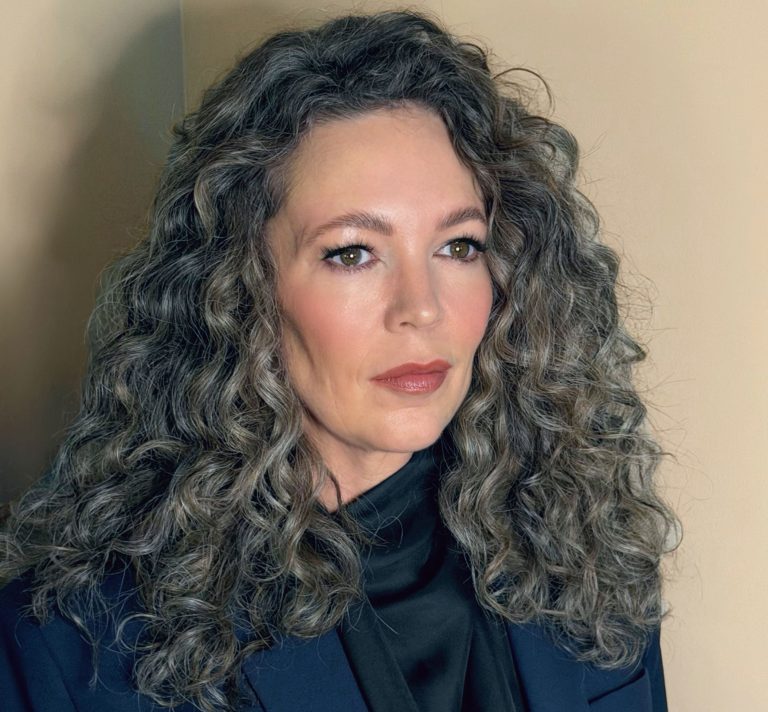 Olivia Colman με γκρίζες μακριές μπούκλες
