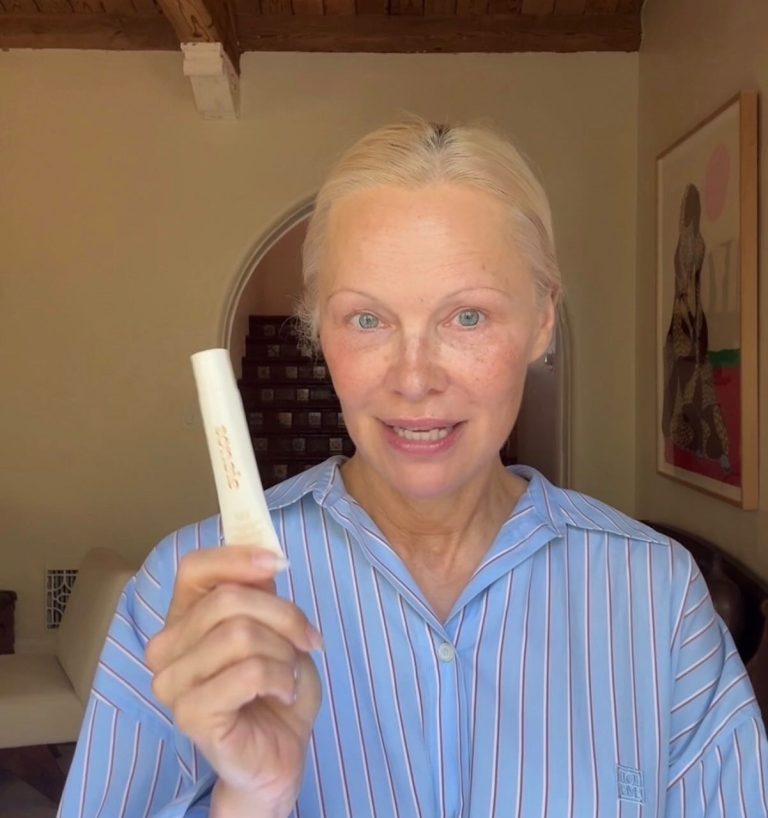Pamela Anderson μιλά για το νέο lip balm της Sonsie