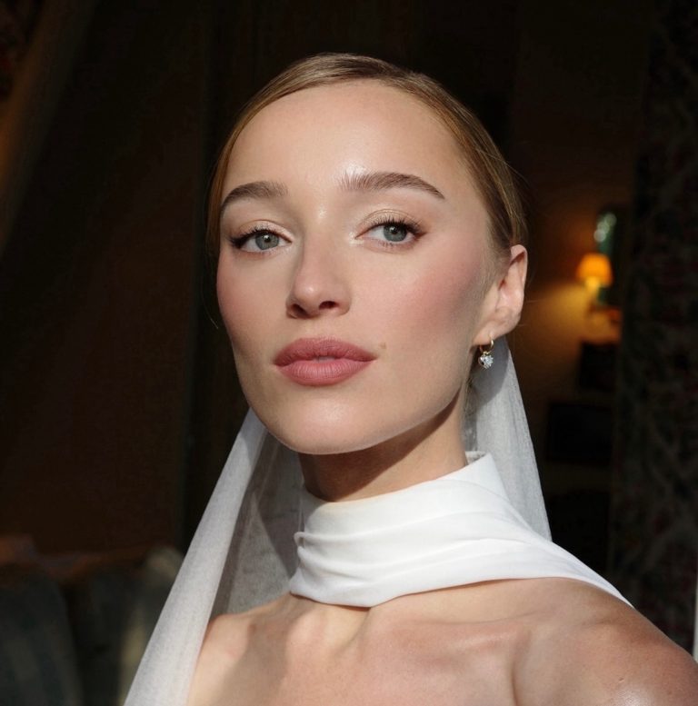 H Phoebe Dynevor με νυφικό μακιγιάζ