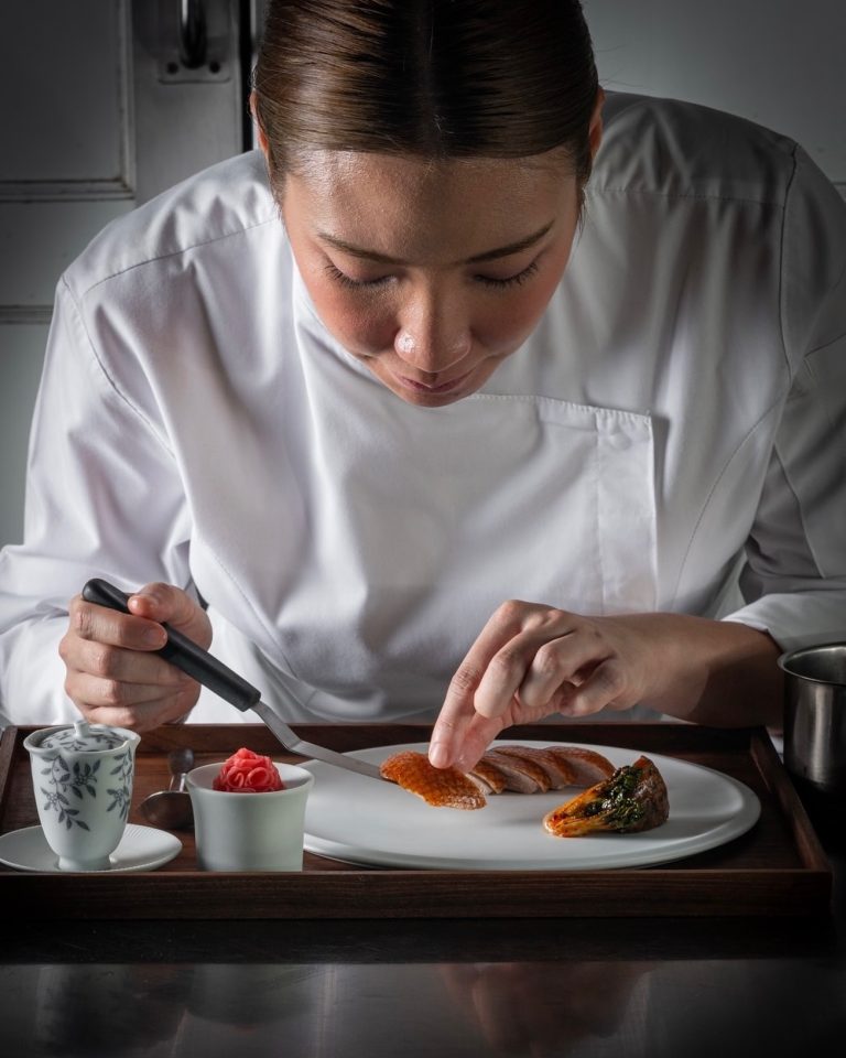 H chef Pam Soontornyanakij στο εστιατόριό της στη Μπαγκόγκ το Potong. Η γυναίκα που έκανε την Chinatown προορισμό υψηλής γαστρονομίας