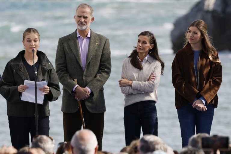 Ο βασιλιάς Felipe, η βασίλισσα Letizia, η πριγκίπισσα Leonor και η ινφάντα Sofia κατά την επίσκεψή τους στο χωριό του Γιάνες στο Πριγκιπάτο των Αστουριών, 24 Οκτωβρίου 2026