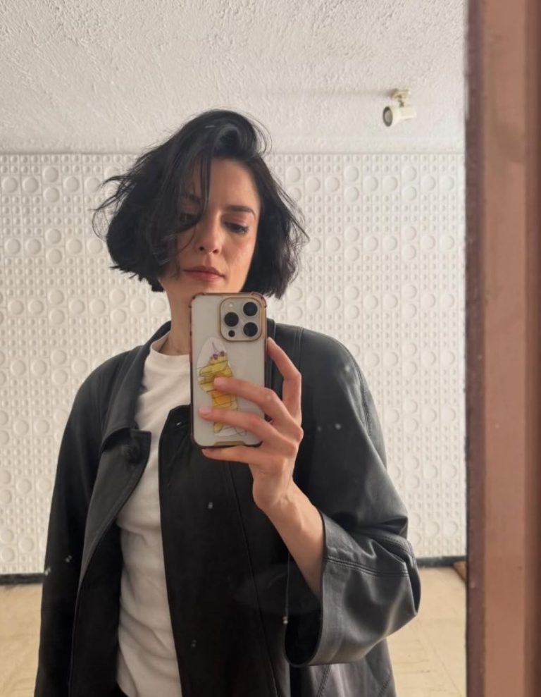 Η ηθοποιός Θεόβη Στύλλου βγάζει selfie