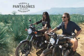 Ο Matthew και η Camilla McConaughey παρουσιάζουν την τεκίλα Pantalones organic.