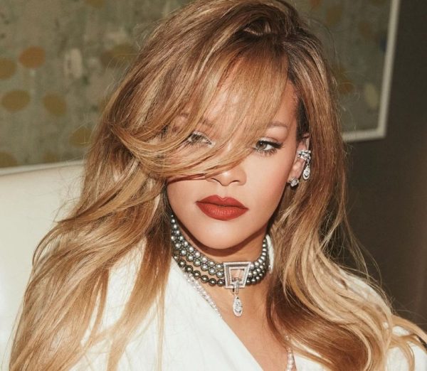 Το μακιγιάζ και μαλλιά της Rihanna στον Dior