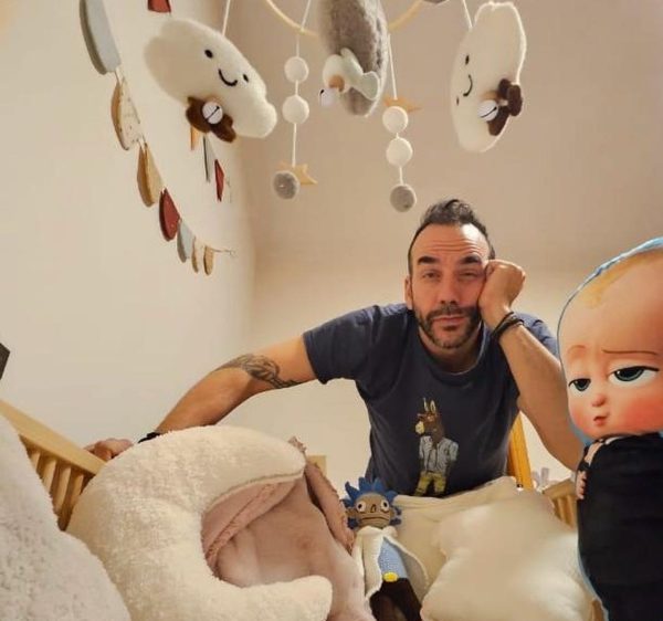 Ο Πάνος Μουζουράκης δείχνει το βρεφικό δωμάτιο της κόρης του