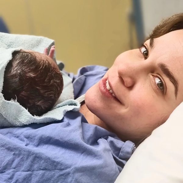 Η πρώτη φωτογραφία με το νεογέννητο γιο της