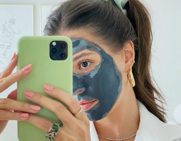Γυναίκα με μάσκα ομορφιάς βγάζει selfie