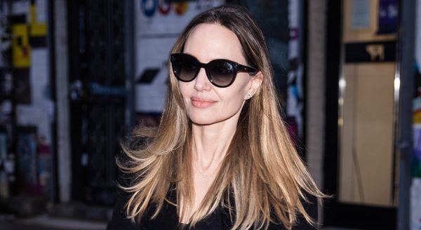 H Angelina Jolie στο East Village της Νέας Υόρκης στις 27 Δεκεμβρίου 2023.