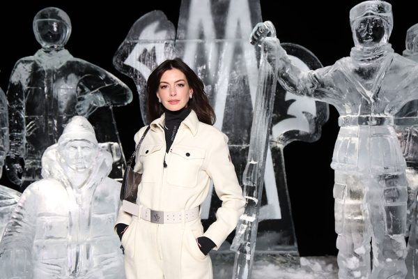 H Anne Hathaway παρευρέθηκε στο Fashion Show του Moncler Grenoble για την κολεξιόν Φθινόπωρο-Χειμώνα 2024 στις 3 Φεβρουαρίου 2024 στο St Moritz της Ελβετίας.