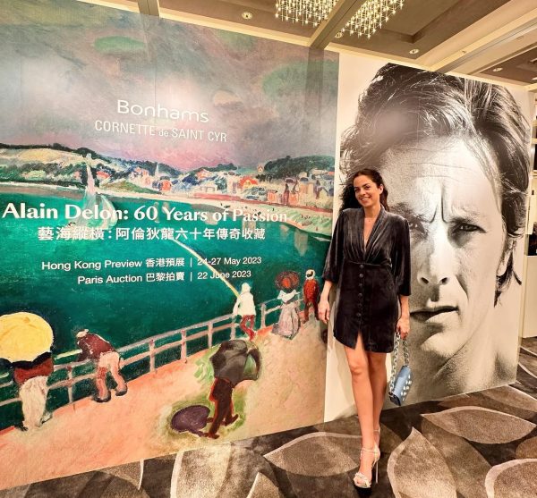 H Anouchka Delon στην έκθεση του bonhams1793 για τον Alain Delon στο Χονγκ Κονγκ