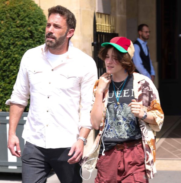 O Ben Affleck και η Seraphina Affleck πριν δύο χρόνια πριν στο Παρίσι, φεύγοντας από το ξενοδοχείο τους.