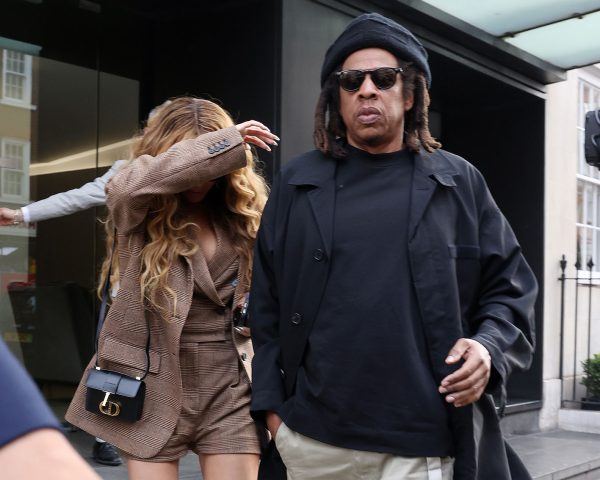 H Beyonce και ο Jay Z φεύγοντας από το  C ιταλικό εστιατόριο στο Λονδίνο στις 18 Μαΐου. 
Photo by Neil Mockford/GC Images