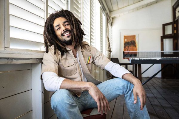 O Kinglsey Ben-Adir στο ρόλο του “Bob Marley” in Bob Marley στην ταινία¨One Love