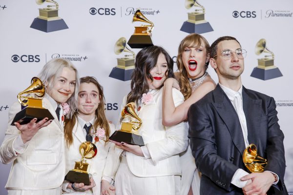 Boygenius, Phoebe Bridgers Julien Baker, Lucy Dacus, Taylor Swift και Jack Antonoff κρατώντας στα χέρια τους το τρόπαιο των the 66ων Grammy Awards.