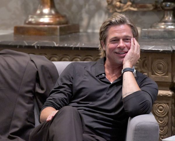 Brad Pitt καθισμένος σε καναπέ