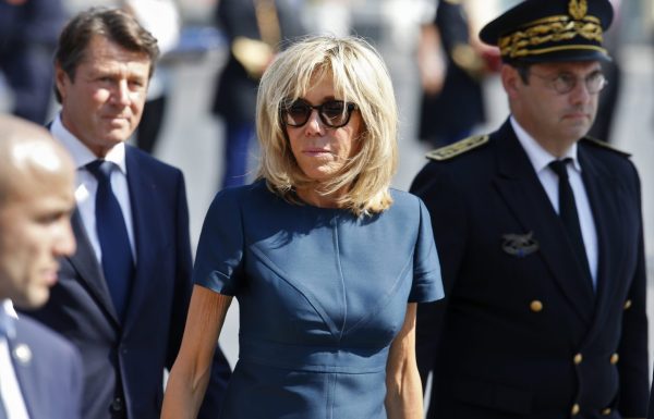 Η Brigitte Macron πλαισιωμένη από τον πρόεδρο της περιφέρειας Provence-Alpes-Cotes D'azure Christian Estrosi φθάνουν στην τελετή για τη συμπλήρωση ενός έτους από την τρομοκρατική επίθεση της 14ης Ιουλίου 2016 στη Νίκαια, Γαλλία, στις 14 Ιουλίου 2017