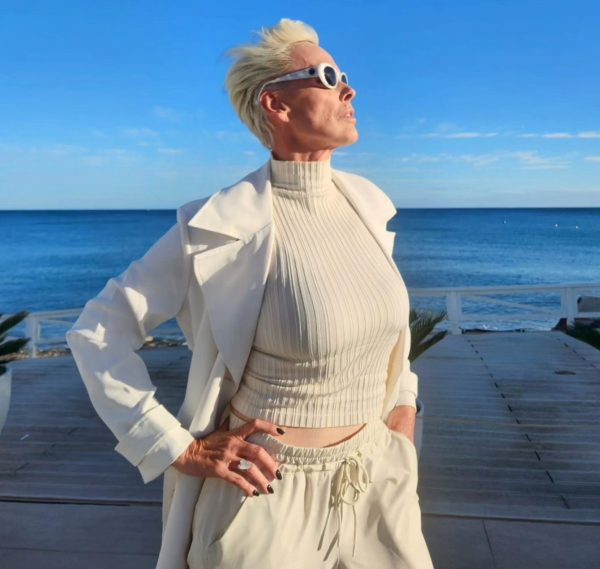 H Brigitte Nielsen απολαμβάνει τις στιγμές της δίπλα στη θάλασσα